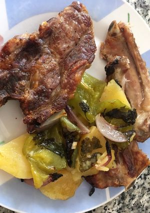 Una foto de Cerdo al horno con verduras