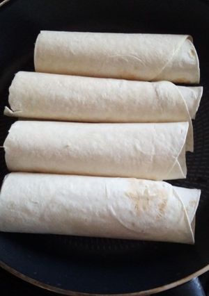 Фото Рулетики из лаваша с сыром и сосиской.