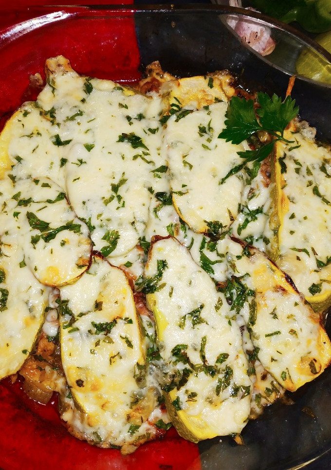 Una foto de Pastel de calabacín relleno y gratinado al horno