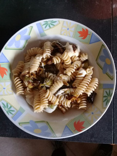 Una foto de Fideos integrales con verduritas y quesos🇮🇹