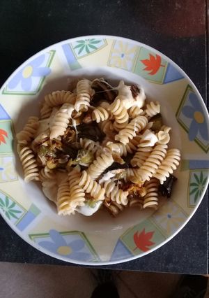 Una foto de Fideos integrales con verduritas y quesos🇮🇹