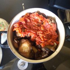 A picture of Fried chicken and sauce.