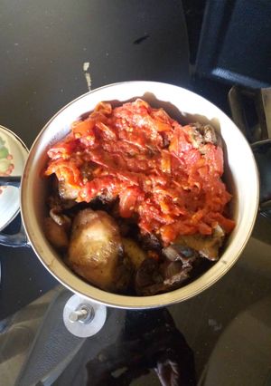 A picture of Fried chicken and sauce.