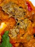 Albóndigas de berenjena y cebolla caramelizada