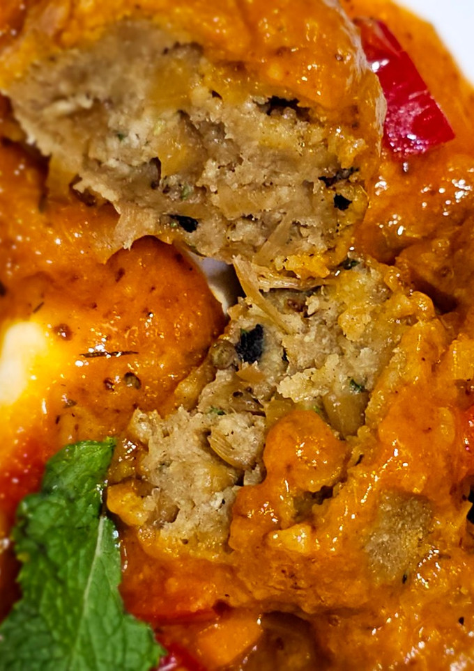 Una foto de Albóndigas de berenjena y cebolla caramelizada