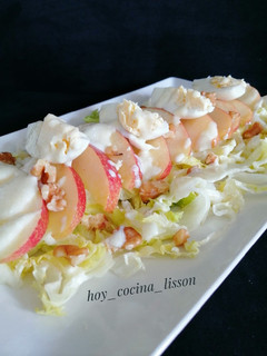 Una foto de Ensalada de manzana y salsa de yogurt