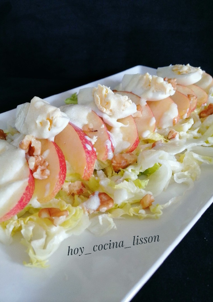 Una foto de Ensalada de manzana y salsa de yogurt
