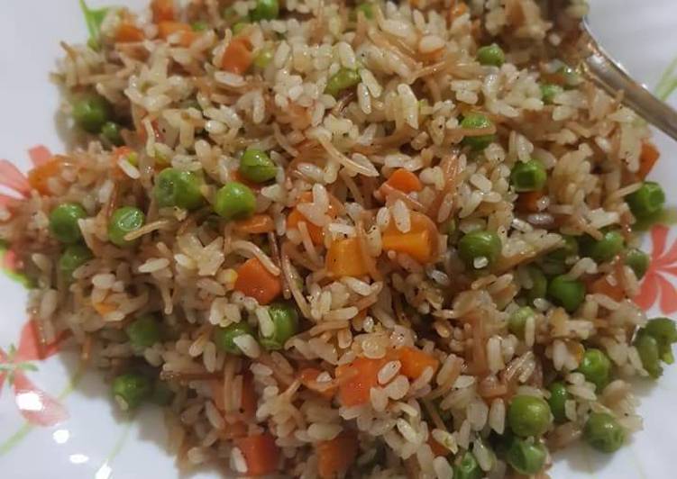 أرز بالشعيرية والبسلة والجزر
