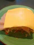 Sándwich abierto de jamón y queso con pastel de hot cakes.ॐ