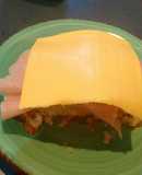 Sándwich abierto de jamón y queso con pastel de hot cakes.ॐ