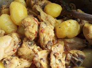 Foto de Frango caipira ensopado com batatas