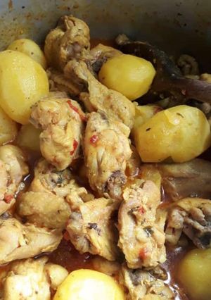 Foto de Frango caipira ensopado com batatas