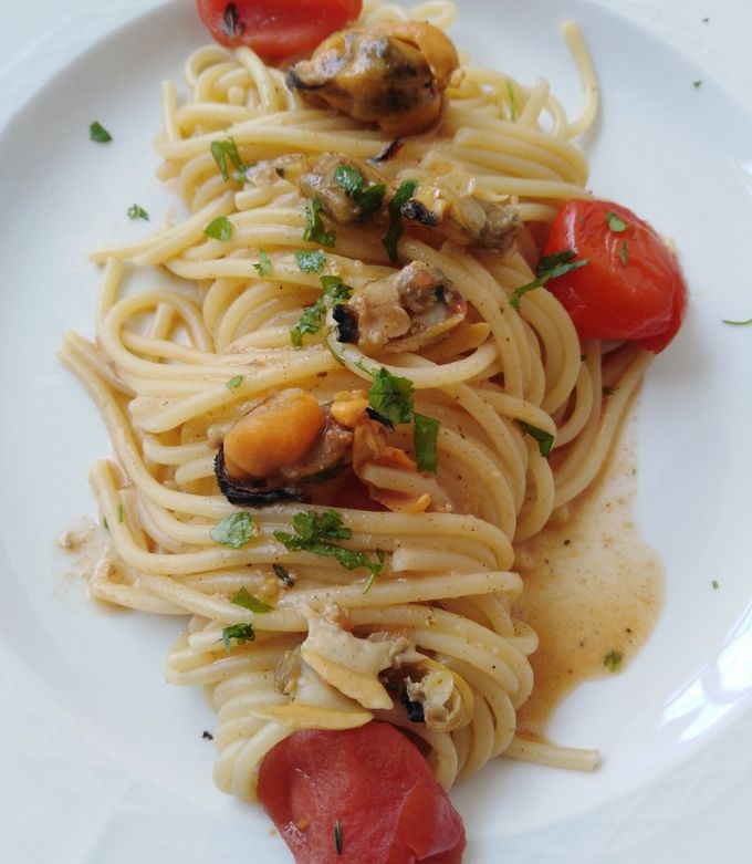 Spaghetti With Mussels And Clams: Irresistible Seafood Delight