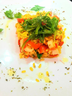 Una foto de 🍚Arroz con surimi, tomate cherry y wakame🍚