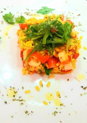 Una foto de 🍚Arroz con surimi, tomate cherry y wakame🍚