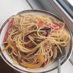 A picture of Chicken veggie show mien.
