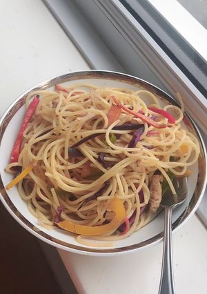 A picture of Chicken veggie show mien.