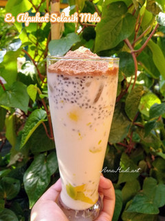 Foto resep Es Alpukat Selasih Milo