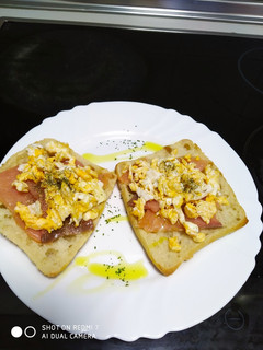 Una foto de Montadito de salmón con huevo revuelto 😋😜
