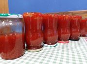 Una foto de mermelada de tomates cherry