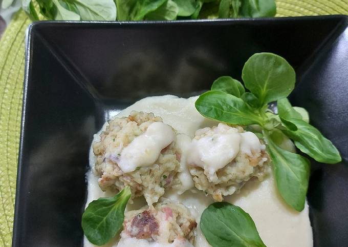 Canederli con pancetta e pane integrale con crema di formaggi