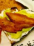 Torrada com abacate e bacon