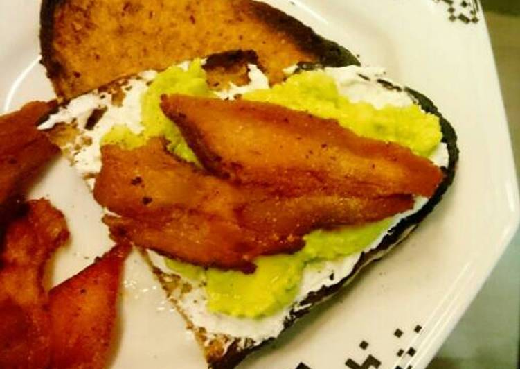 Torrada com abacate e bacon - Tudogosreceitas