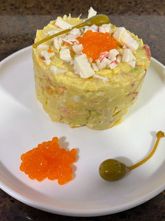 Una foto de Ensaladilla de aguacate y gambas