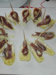 Una foto de Alcachofas con anchoas y truco