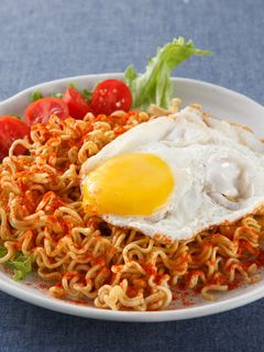 【家樂福廚房】印尼速食炒麵超激版吃法 的食譜成品照片