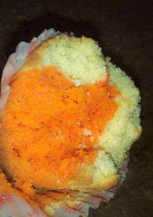 A picture of Two in one vanilla cups cake.