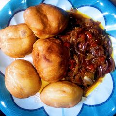 A picture of Patheera with onion sauce.