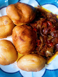 A picture of Patheera with onion sauce.