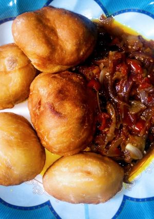 A picture of Patheera with onion sauce.