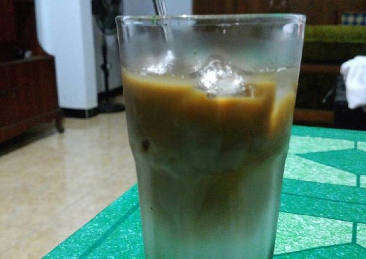 Bagaimana Menyiapkan Es Kopi Susu Pandan yang Menggugah Selera