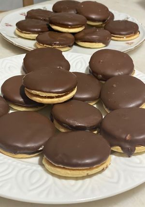 Una foto de Alfajores de maicena con coco 🥥 o bañados de chocolate 🍫