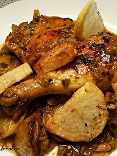 Una foto de Pollo al limón, en salsa de hígado y ajos