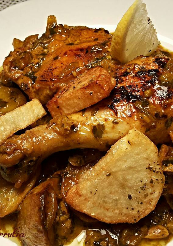 Una foto de Pollo al limón, en salsa de hígado y ajos