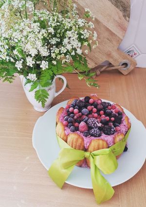 Une photo de Charlotte de Madeleines & mousse de fruits rouges