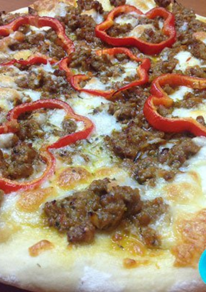 Una foto de Pizza boloñesa