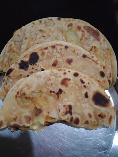 આલુ પરોઠા(alu parotha recipe in Gujarati) રેસીપી મુખ્ય ફોટો