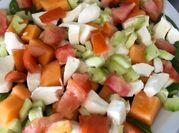Una foto di insalata di melone e formaggio