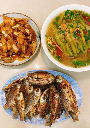 Hình của món Mâm cơm nhà : cá diếc rán giòn, canh bồng khoai nấu tôm, sụn non kho.