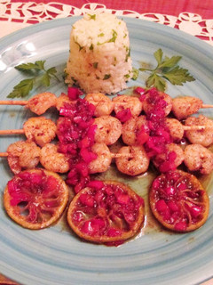 Una foto de Brochetas de gambas con pimiento rojo al lima y miel 🦐 🍋