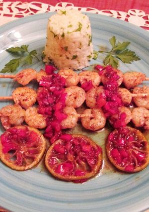 Foto principal de Brochetas de gambas con pimiento rojo al lima y miel 🦐 🍋