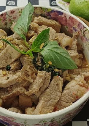 Hình của món Thịt heo rang húng quế.