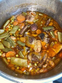 Una foto de Costillitas con verduras