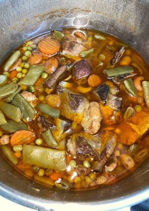 Una foto de Costillitas con verduras