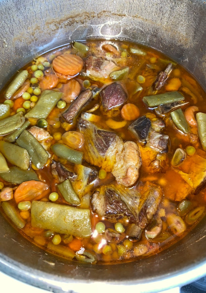 Una foto de Costillitas con verduras