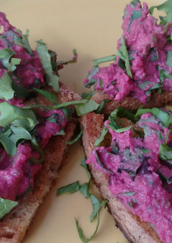 Una foto de Paté o hummus de remolacha enriquecido con Agua  de Mar